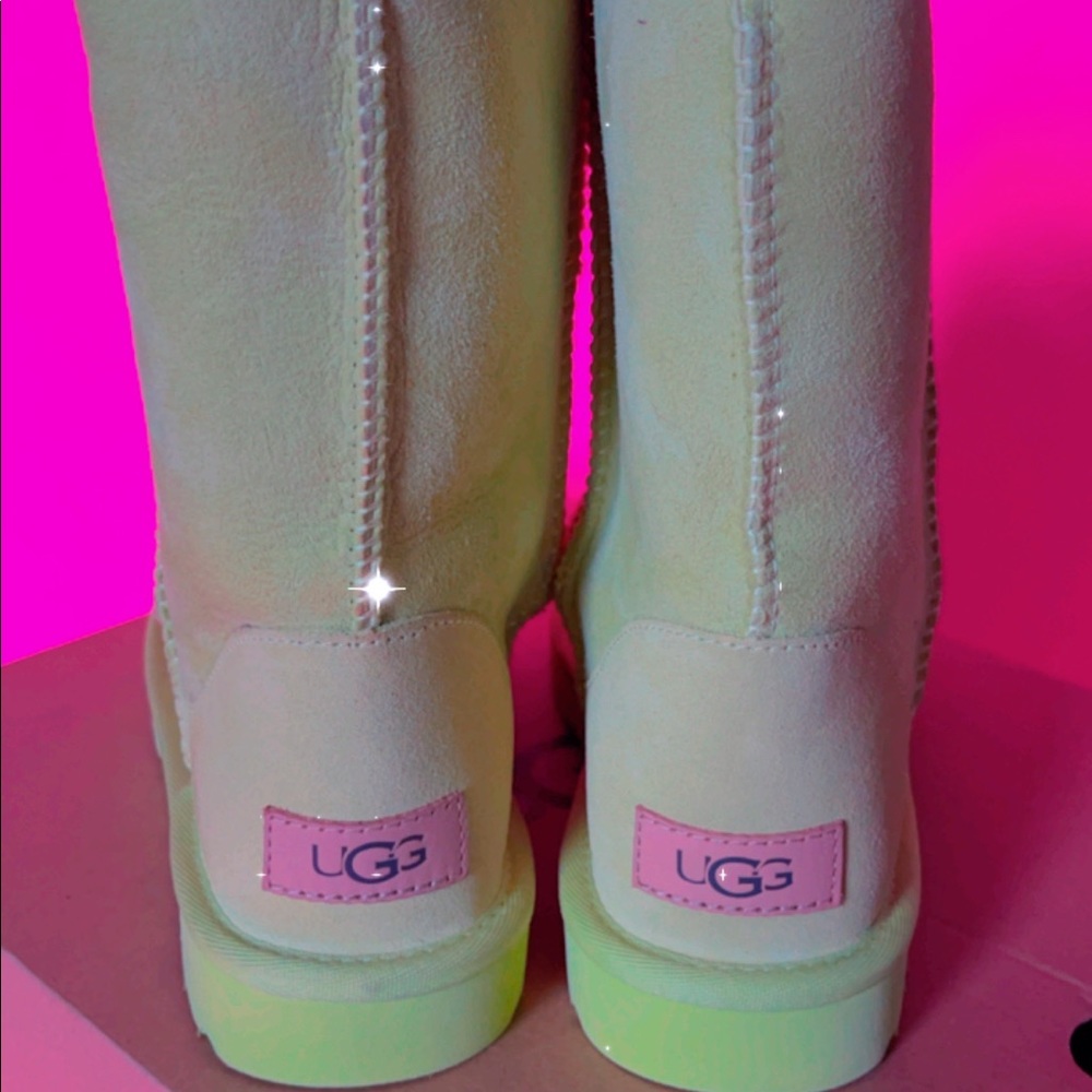Ugg’s Neon - Picture 3 of 9